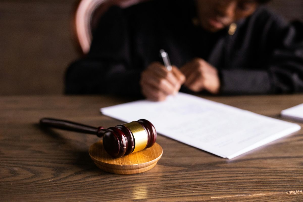 ¿Puedo faltar al trabajo por asistir a un juicio?