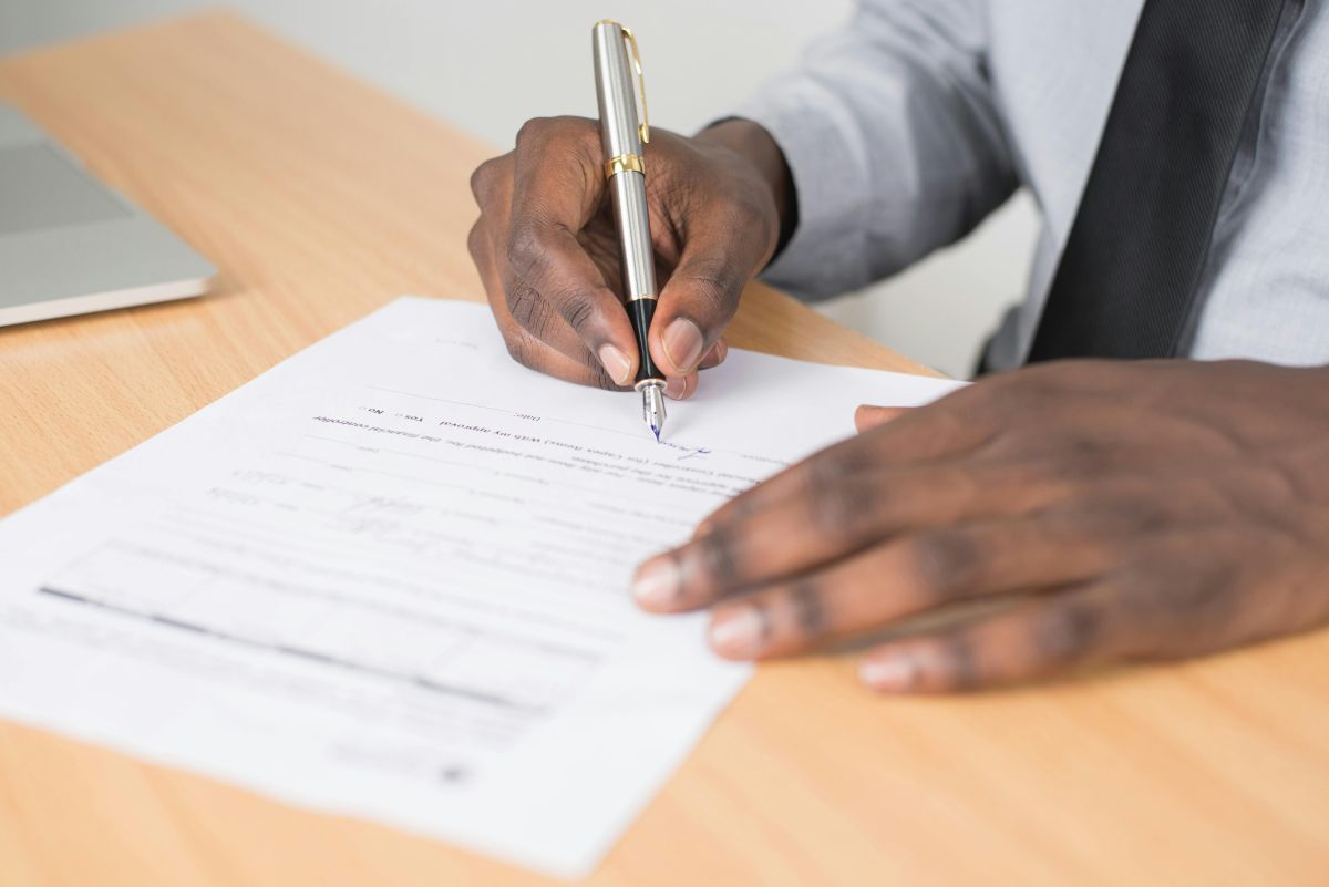 ¿Puedo negarme a firmar una sanción laboral?