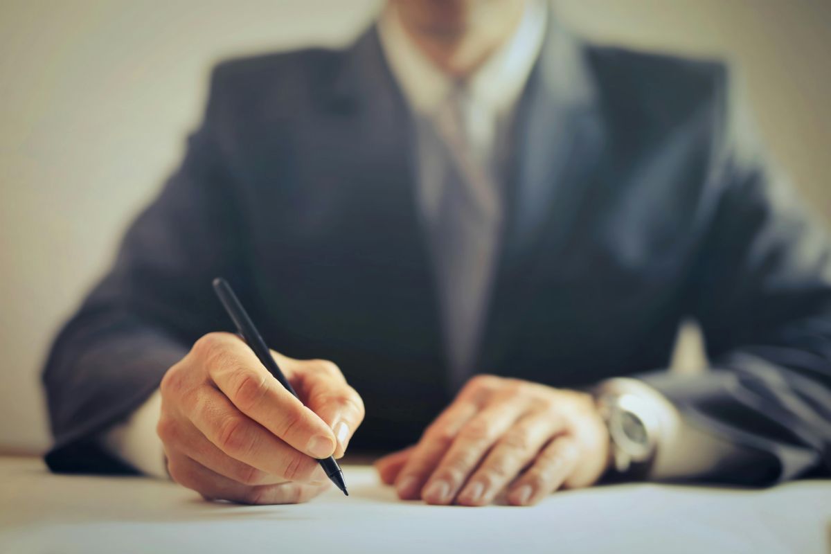 ¿Qué hacer si tengo un contrato de 4 horas y trabajo 8?